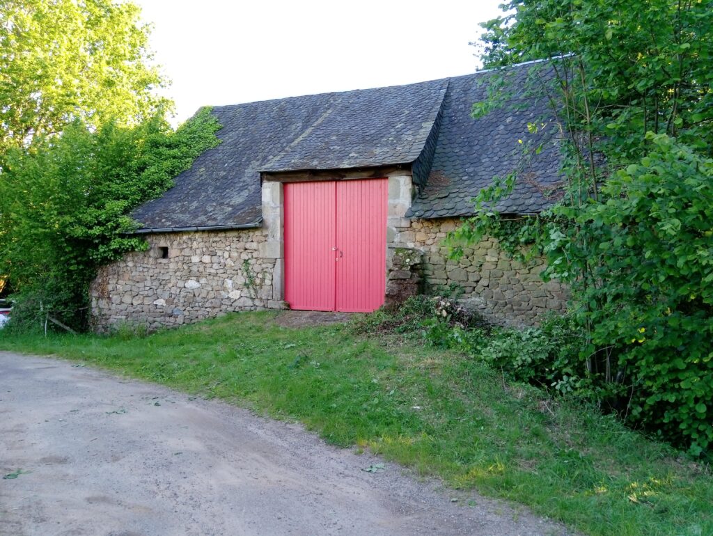 grange corrézienne en lauzes du Lopin de serre à la porte rouge